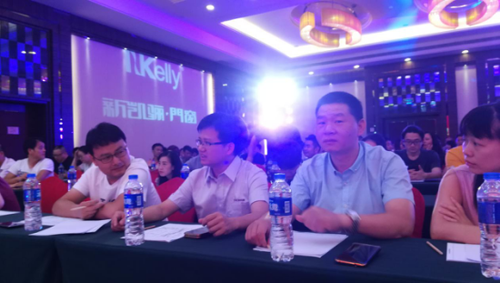 �\�Cǰ�� �R�^���M(j��n) �P�P�T����(j��ng)�N�̕�(hu��)�h�_Ļ