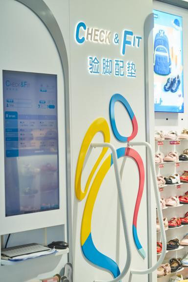 ���ӳ��L(zh��ng)�^(gu��)������һ�p��ͯ����Ь�����㲿����