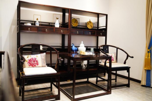 打破傳統(tǒng)紅木印象，明堂將重新引領(lǐng)中式時尚