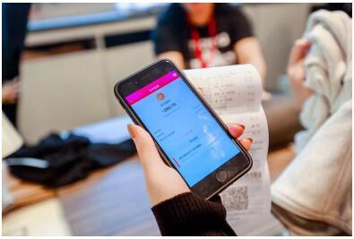 數(shù)字經(jīng)濟大勢下機遇困難并存，移卡幫助商戶向上再升一級