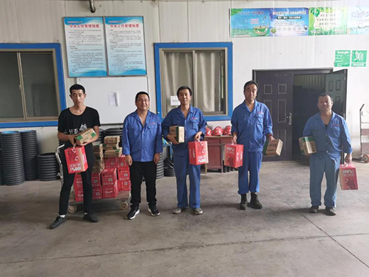情系職工·夏送清涼 --永新管業(yè)開展“夏送清涼”職工慰問活動