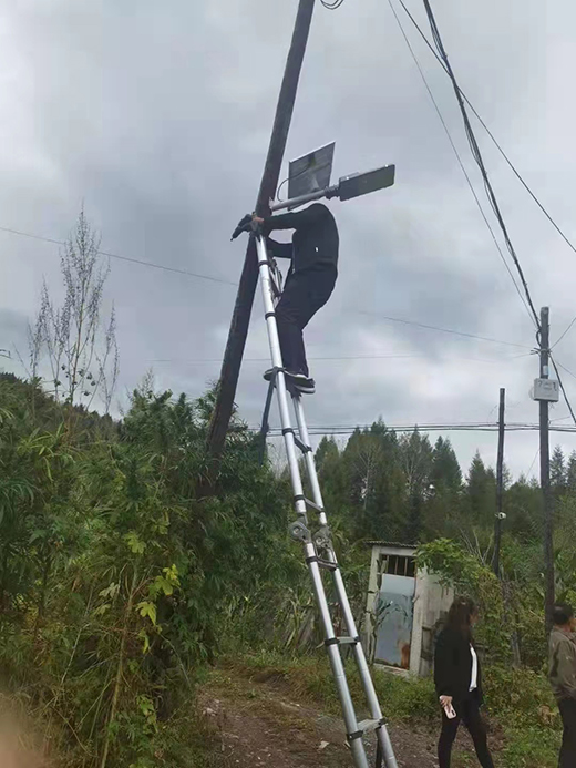 盞盞路燈照小巷 閃閃發(fā)光暖人心