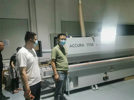 固諾代表團(tuán)赴煙臺(tái)考察鐳射激光封邊生產(chǎn)線