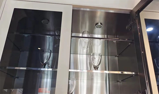 當玻璃遇上全鋼，展現(xiàn)廚房的通透視效